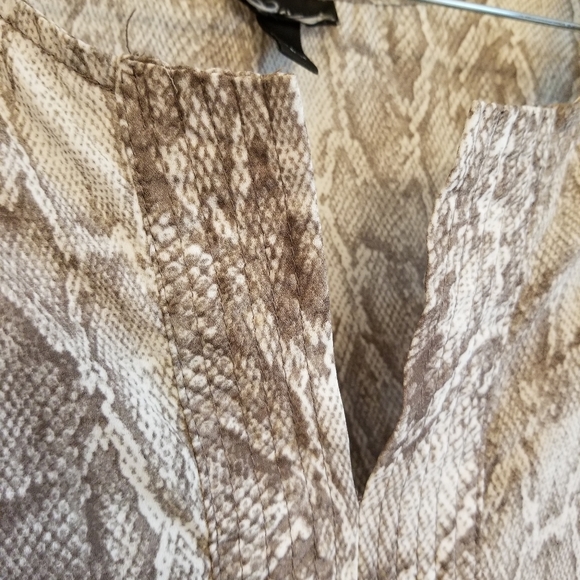 Beautiful tunic style top - Picture 2 of 6